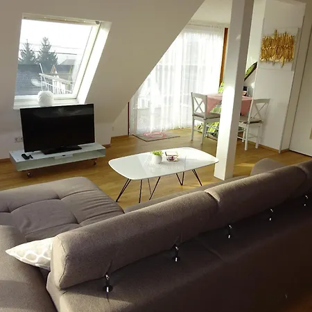 Stremlow Apartment *