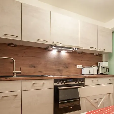 Stremlow Apartment *