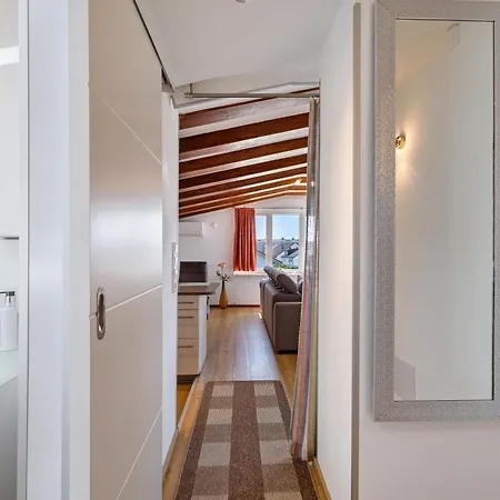 Stremlow Apartment *